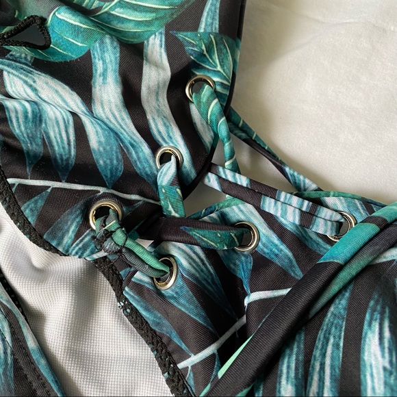 Tropical Leaf Print Ladder Front Bikini Top - Picture 6 of 12